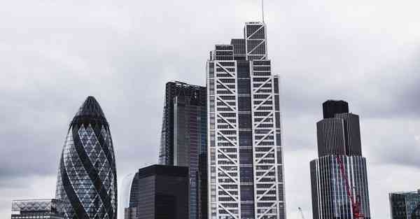 有中间按钮的智能机器人